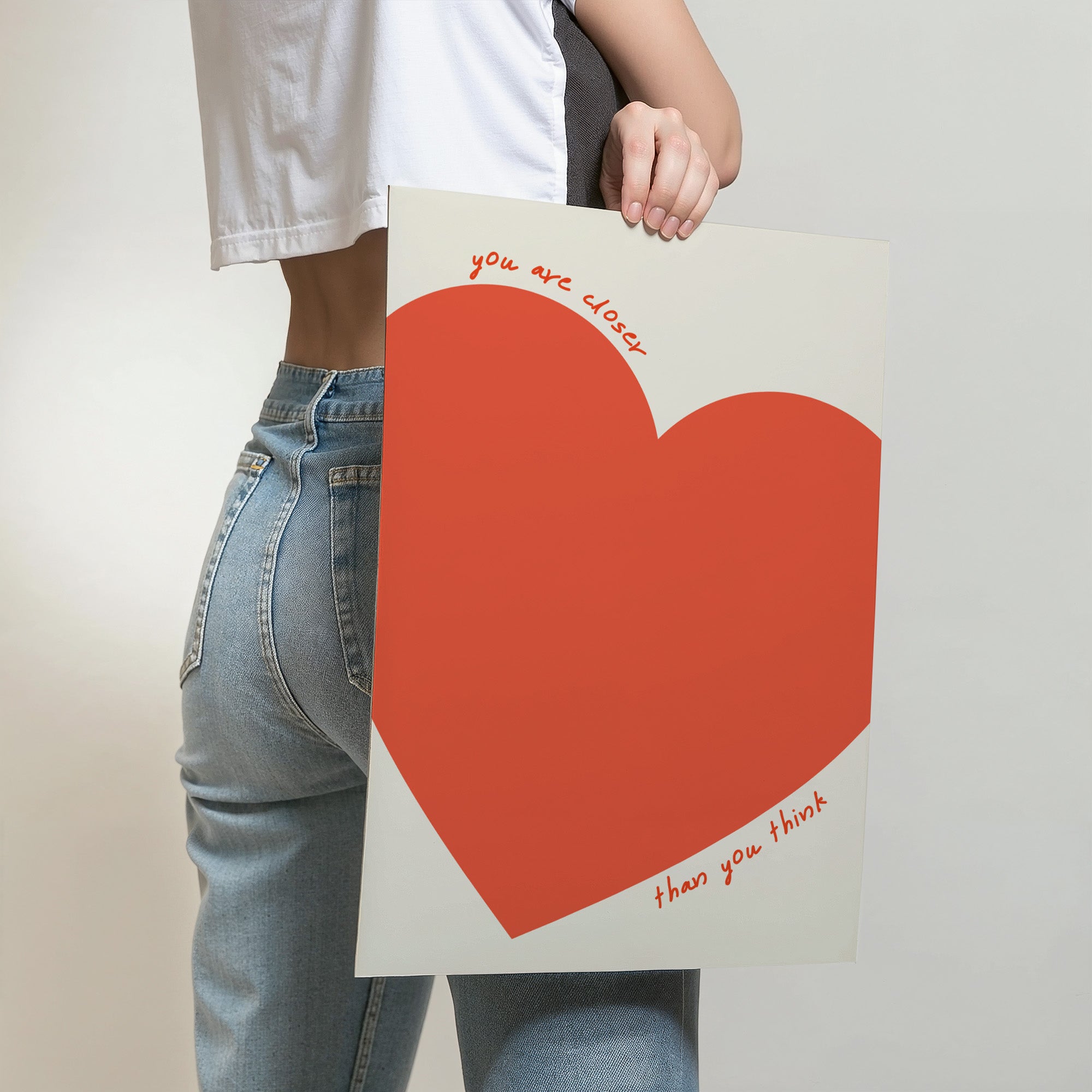Minimalistisches Poster mit großem roten Herz und handgeschriebenem Schriftzug You are closer than you think – moderne Wanddeko für Wohnzimmer

Aesthetic Typografie Poster mit emotionalem Spruch und Herzmotiv in warmem Rot – stilvolle Wandkunst für Schlafzimmer oder Büro