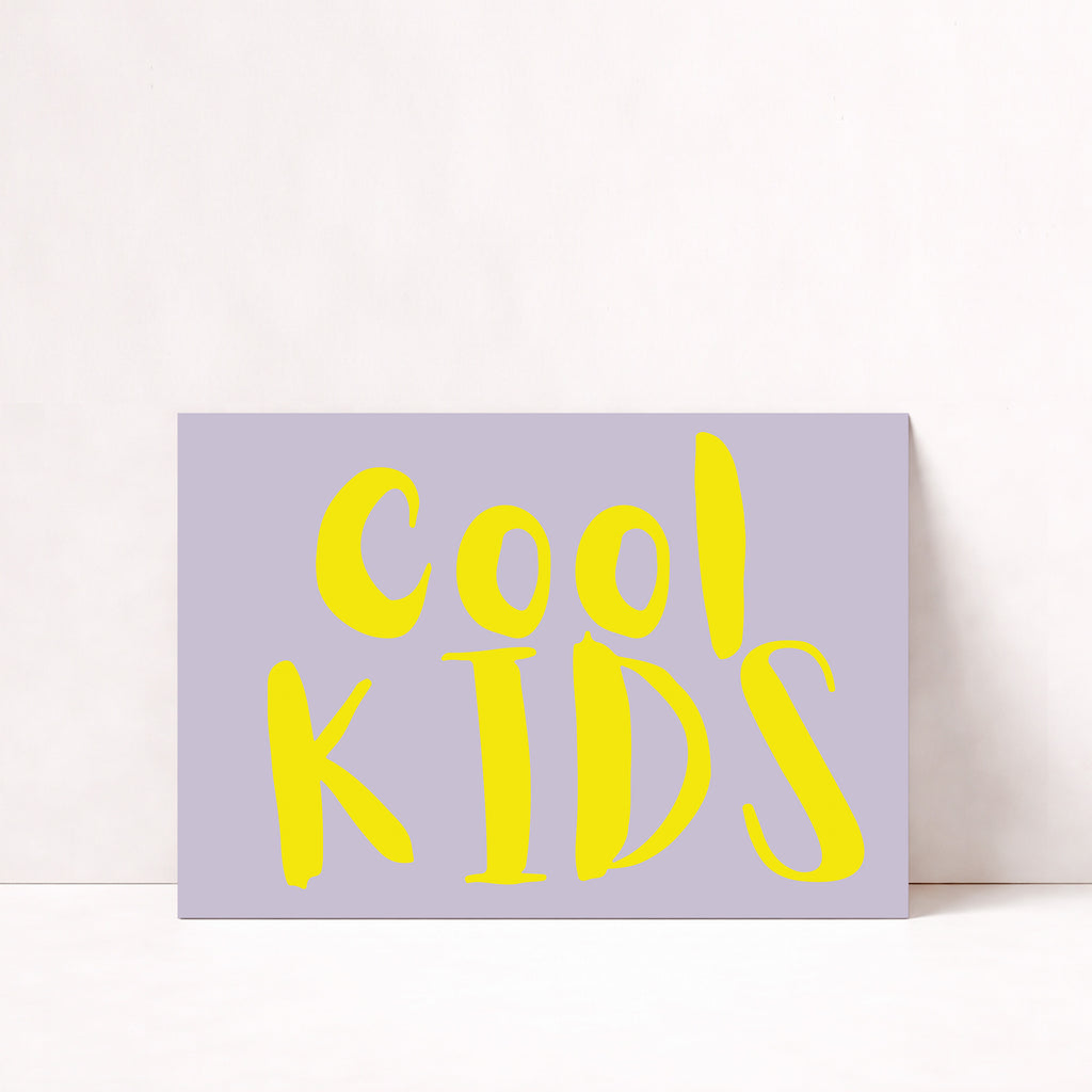 Modernes Typografie Poster mit handgezeichnetem Schriftzug "Cool Kids" in leuchtendem Gelb auf sanft grauem Hintergrund, minimalistische Wandkunst mit verspieltem Charakter, ideal als Kunstdruck für Kinderzimmer, Wohnzimmer oder kreative Räume