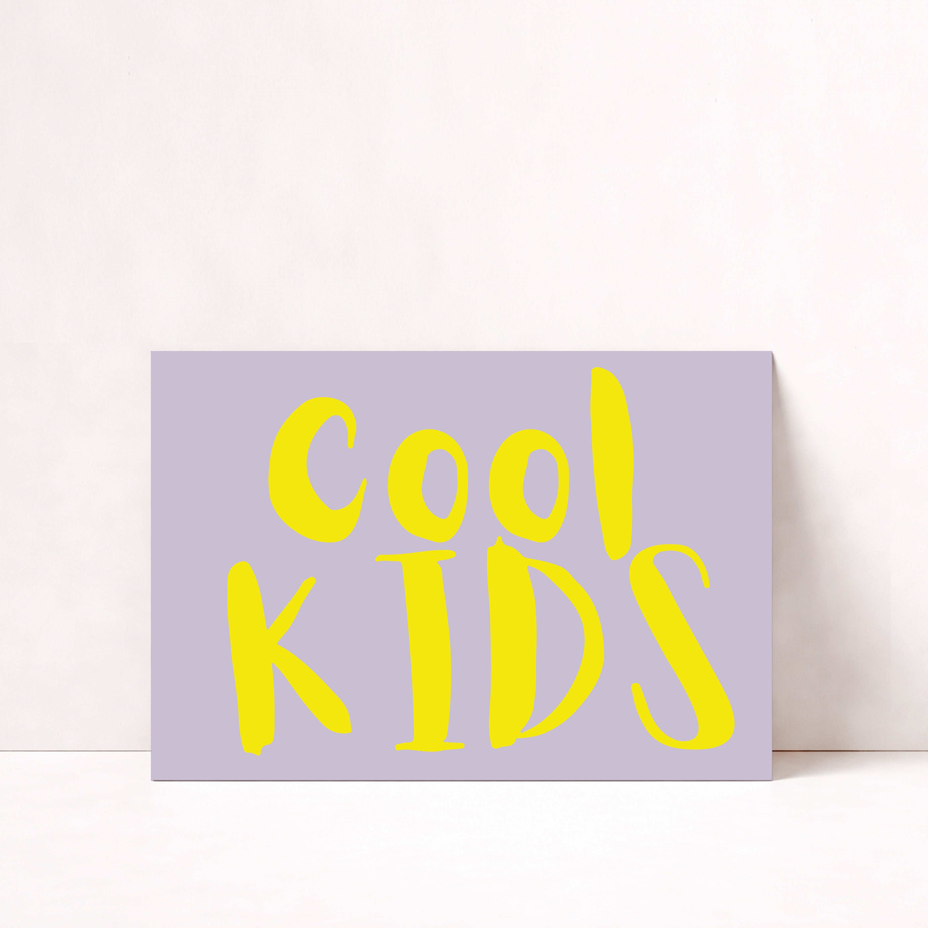 Modernes Typografie Poster mit handgezeichnetem Schriftzug "Cool Kids" in leuchtendem Gelb auf sanft grauem Hintergrund, minimalistische Wandkunst mit verspieltem Charakter, ideal als Kunstdruck für Kinderzimmer, Wohnzimmer oder kreative Räume