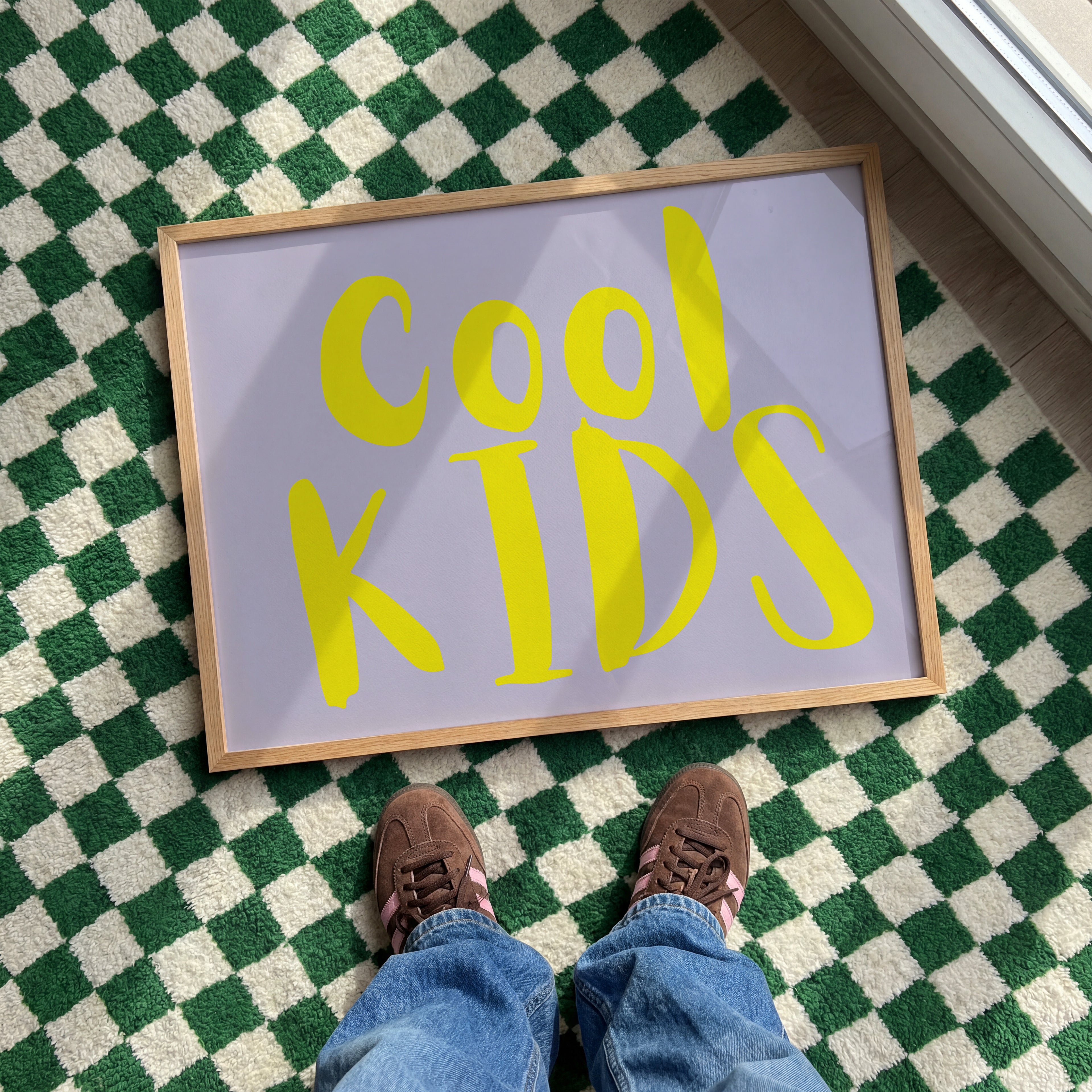 Modernes Typografie Poster mit handgezeichnetem Schriftzug "Cool Kids" in leuchtendem Gelb auf sanft grauem Hintergrund, minimalistische Wandkunst mit verspieltem Charakter, ideal als Kunstdruck für Kinderzimmer, Wohnzimmer oder kreative Räume