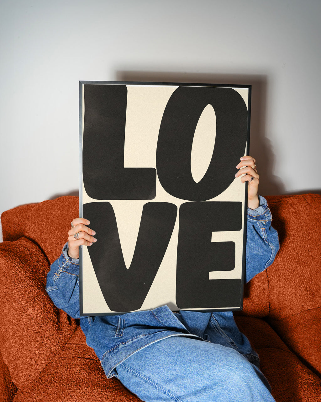 Minimalistisches LOVE Poster in Schwarz-Beige mit moderner Typografie – stilvolle Wanddeko für Wohnzimmer
Typografie Poster mit Schriftzug LOVE im modernen Stil – elegante Wandkunst in neutralen Farben