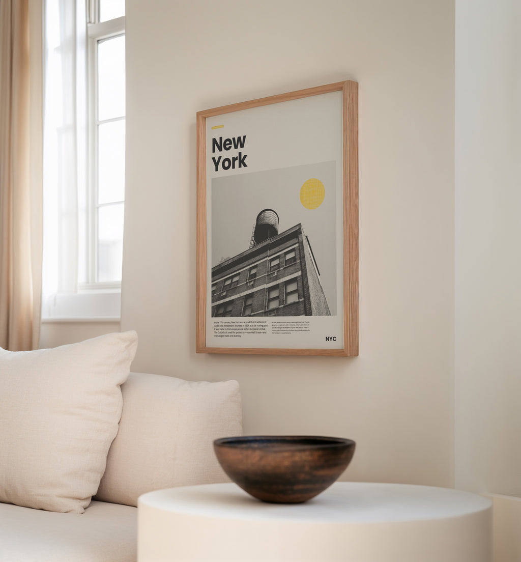 New York Poster mit schwarzweiß Architektur-Fotografie und gelber Sonne im Retro-Design

Modernes NYC Wandbild mit historischem Gebäude und minimalistischem Layout

Retro New York Kunstdruck mit Rooftop-Wasserturm und typografischem Titel

Minimalistisches Stadtposter New York in Schwarzweiß mit warmem Akzent
