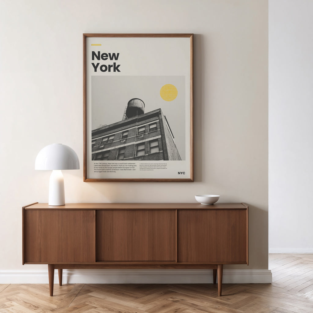 New York Poster mit schwarzweiß Architektur-Fotografie und gelber Sonne im Retro-Design

Modernes NYC Wandbild mit historischem Gebäude und minimalistischem Layout

Retro New York Kunstdruck mit Rooftop-Wasserturm und typografischem Titel

Minimalistisches Stadtposter New York in Schwarzweiß mit warmem Akzent