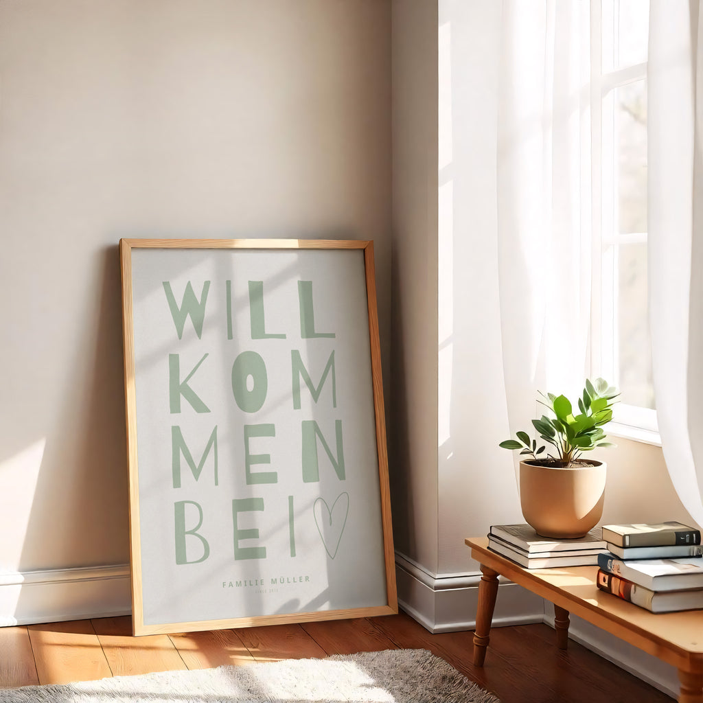Minimalistisches Typografie-Poster mit dem Schriftzug „Willkommen bei“ in modernem, handgezeichnetem Stil, kombiniert mit personalisierbarem Familiennamen „Familie Müller“ und Zusatz „Since 2015“, stilvolle Wanddekoration für Eingangsbereich, Flur oder Wohnzimmer, modernes Familienposter mit persönlicher Note, schwarz-weißes Design mit klarer, zeitloser Ästhetik, dekoratives Willkommensschild für Zuhause, ideal als individuelle Wandkunst für Familien, personalisierbares Namensposter als Geschenk zur Hochzei