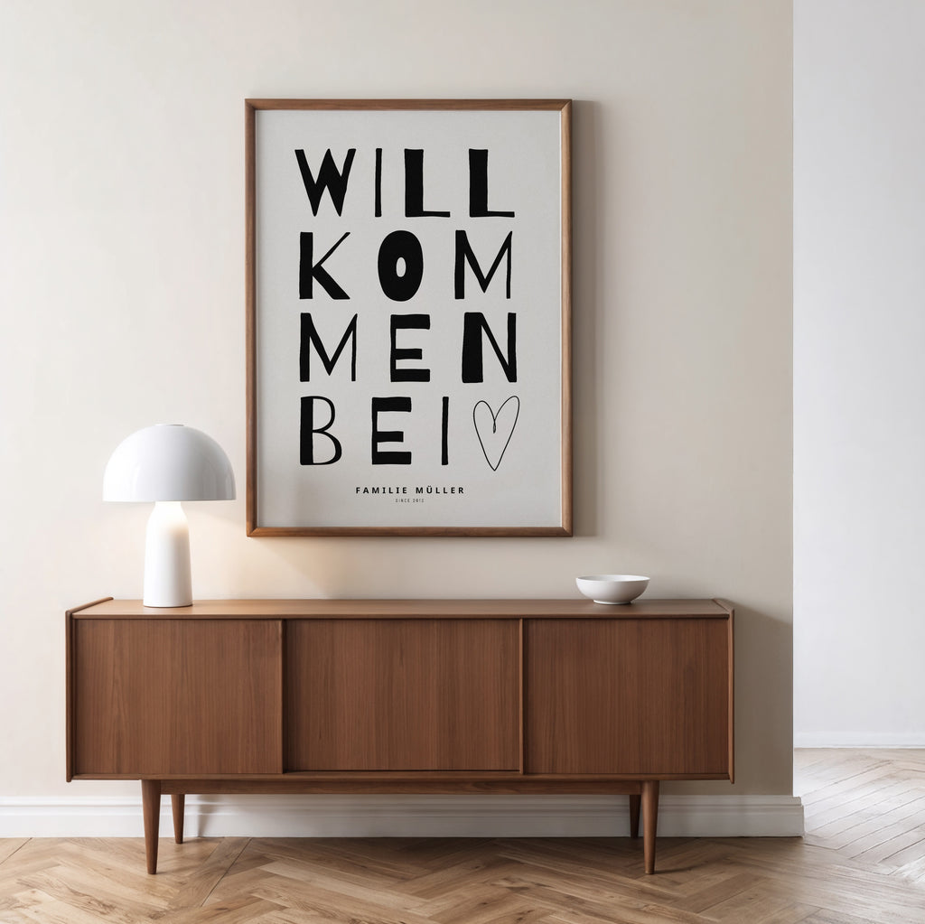 Minimalistisches Typografie-Poster mit dem Schriftzug „Willkommen bei“ in modernem, handgezeichnetem Stil, kombiniert mit personalisierbarem Familiennamen „Familie Müller“ und Zusatz „Since 2015“, stilvolle Wanddekoration für Eingangsbereich, Flur oder Wohnzimmer, modernes Familienposter mit persönlicher Note, schwarz-weißes Design mit klarer, zeitloser Ästhetik, dekoratives Willkommensschild für Zuhause, ideal als individuelle Wandkunst für Familien, personalisierbares Namensposter als Geschenk zur Hochzei