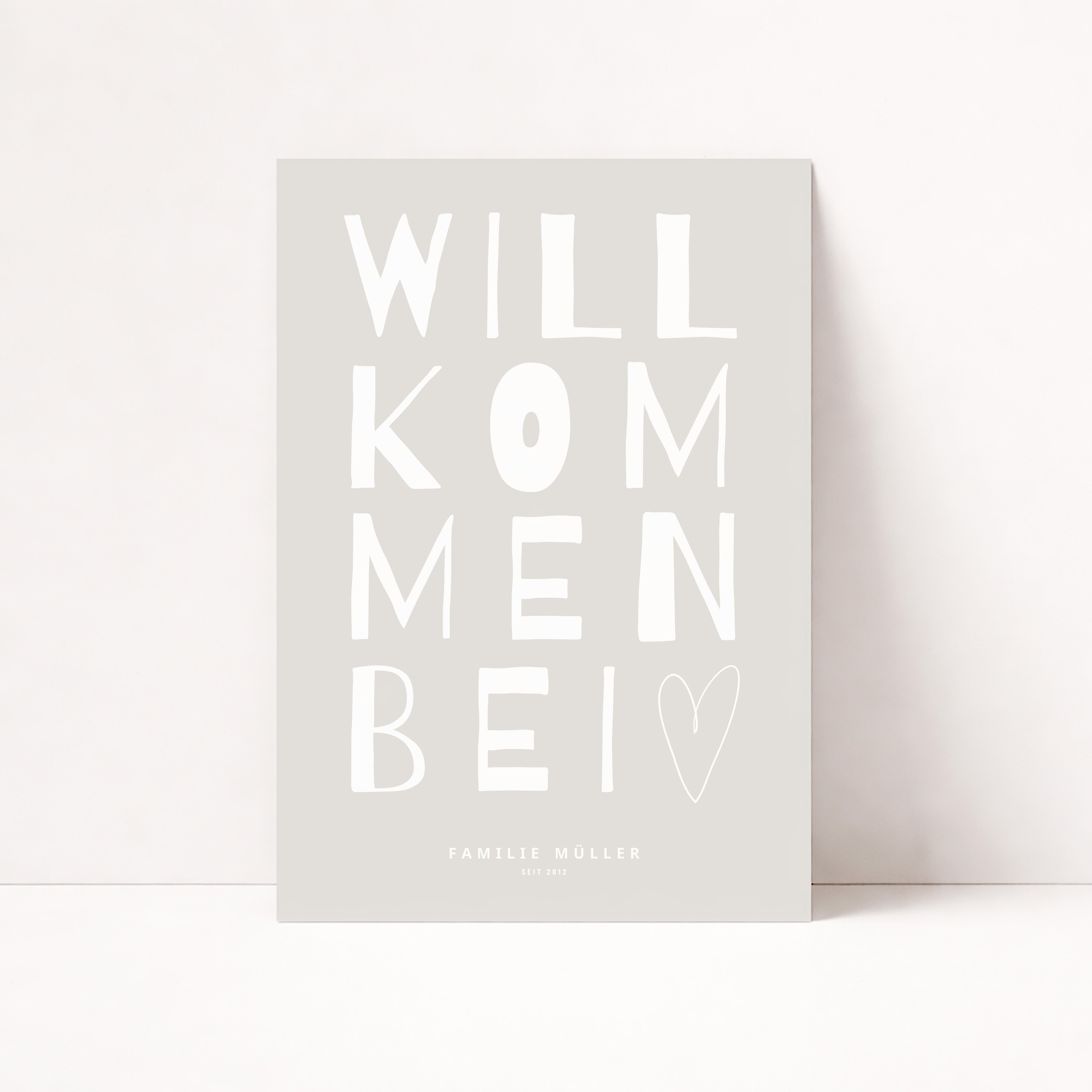 Minimalistisches Typografie-Poster mit dem Schriftzug „Willkommen bei“ in modernem, handgezeichnetem Stil, kombiniert mit personalisierbarem Familiennamen „Familie Müller“ und Zusatz „Since 2015“, stilvolle Wanddekoration für Eingangsbereich, Flur oder Wohnzimmer, modernes Familienposter mit persönlicher Note, schwarz-weißes Design mit klarer, zeitloser Ästhetik, dekoratives Willkommensschild für Zuhause, ideal als individuelle Wandkunst für Familien, personalisierbares Namensposter als Geschenk zur Hochzei