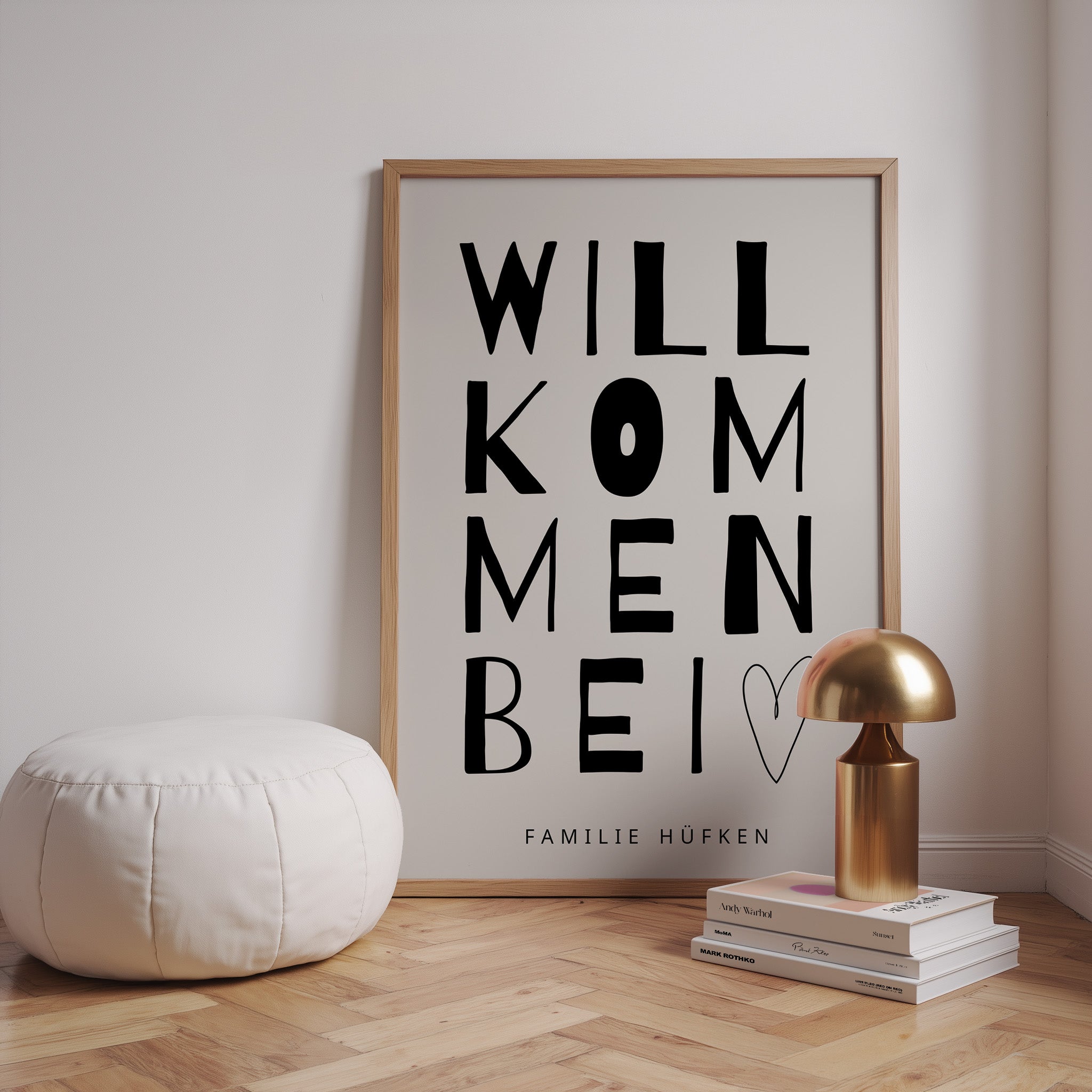Minimalistisches Typografie-Poster mit dem Schriftzug „Willkommen bei“ in modernem, handgezeichnetem Stil, kombiniert mit personalisierbarem Familiennamen „Familie Müller“ und Zusatz „Since 2015“, stilvolle Wanddekoration für Eingangsbereich, Flur oder Wohnzimmer, modernes Familienposter mit persönlicher Note, schwarz-weißes Design mit klarer, zeitloser Ästhetik, dekoratives Willkommensschild für Zuhause, ideal als individuelle Wandkunst für Familien, personalisierbares Namensposter als Geschenk zur Hochzei