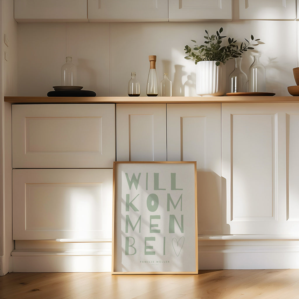 Minimalistisches Typografie-Poster mit dem Schriftzug „Willkommen bei“ in modernem, handgezeichnetem Stil, kombiniert mit personalisierbarem Familiennamen „Familie Müller“ und Zusatz „Since 2015“, stilvolle Wanddekoration für Eingangsbereich, Flur oder Wohnzimmer, modernes Familienposter mit persönlicher Note, schwarz-weißes Design mit klarer, zeitloser Ästhetik, dekoratives Willkommensschild für Zuhause, ideal als individuelle Wandkunst für Familien, personalisierbares Namensposter als Geschenk zur Hochzei