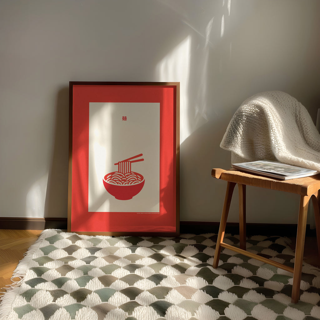 Japanisches Food Poster mit typografischem Schriftzeichen und Nudel-Motiv – ästhetische Wanddeko für Küche und Essbereich