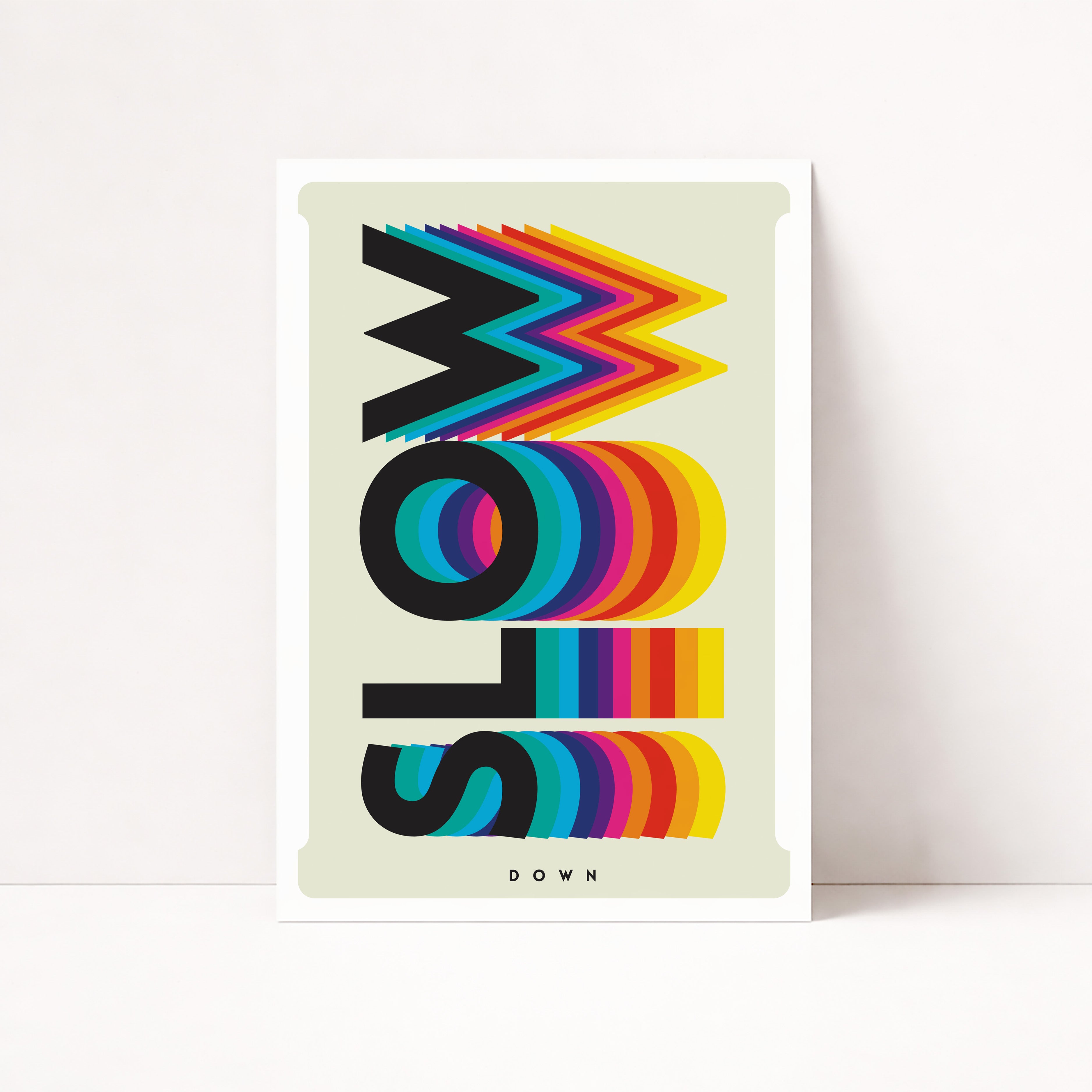 Retro Typografie Poster mit Schriftzug Slow Down in bunten Farben – moderne Wanddeko für Wohnzimmer oder Büro