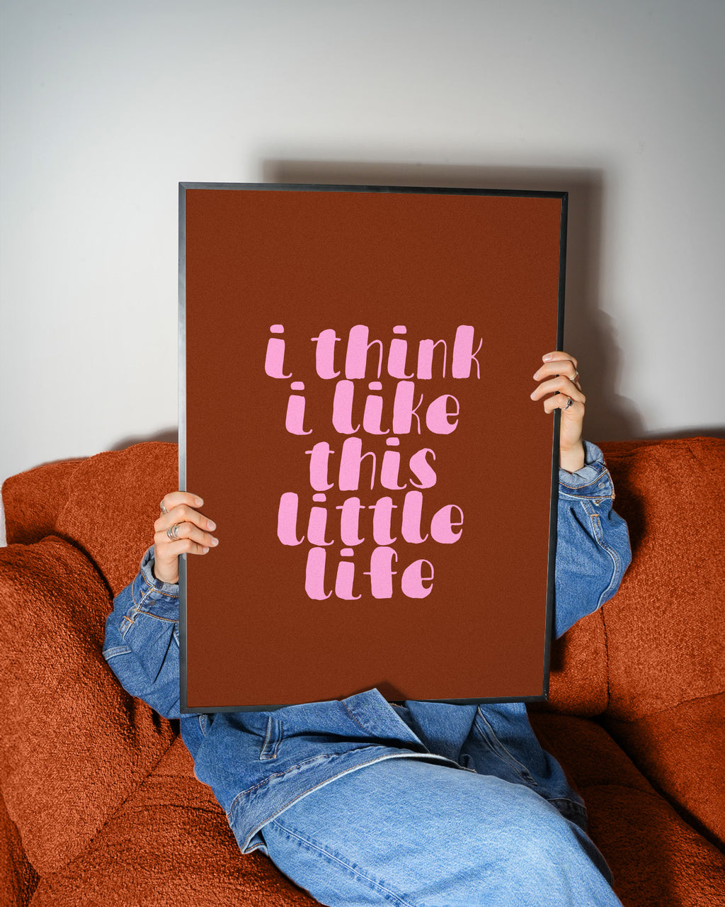 I Think I Like This Little Life Poster – Hol dir den Vibe von Selbstliebe, Ruhe und kleinen Glücksmomenten im Alltag. Die weiche, verspielte Typografie in zartem Rosa auf warmem Braunton wirkt modern, emotional und bringt eine cozy, positive Stimmung in dein Zuhause. Ob im Wohnzimmer, Schlafzimmer, Büro oder Flur – der Print sorgt sofort für eine warme, stilvolle Atmosphäre und wird zu einem dezenten Hingucker an jeder Wand.
