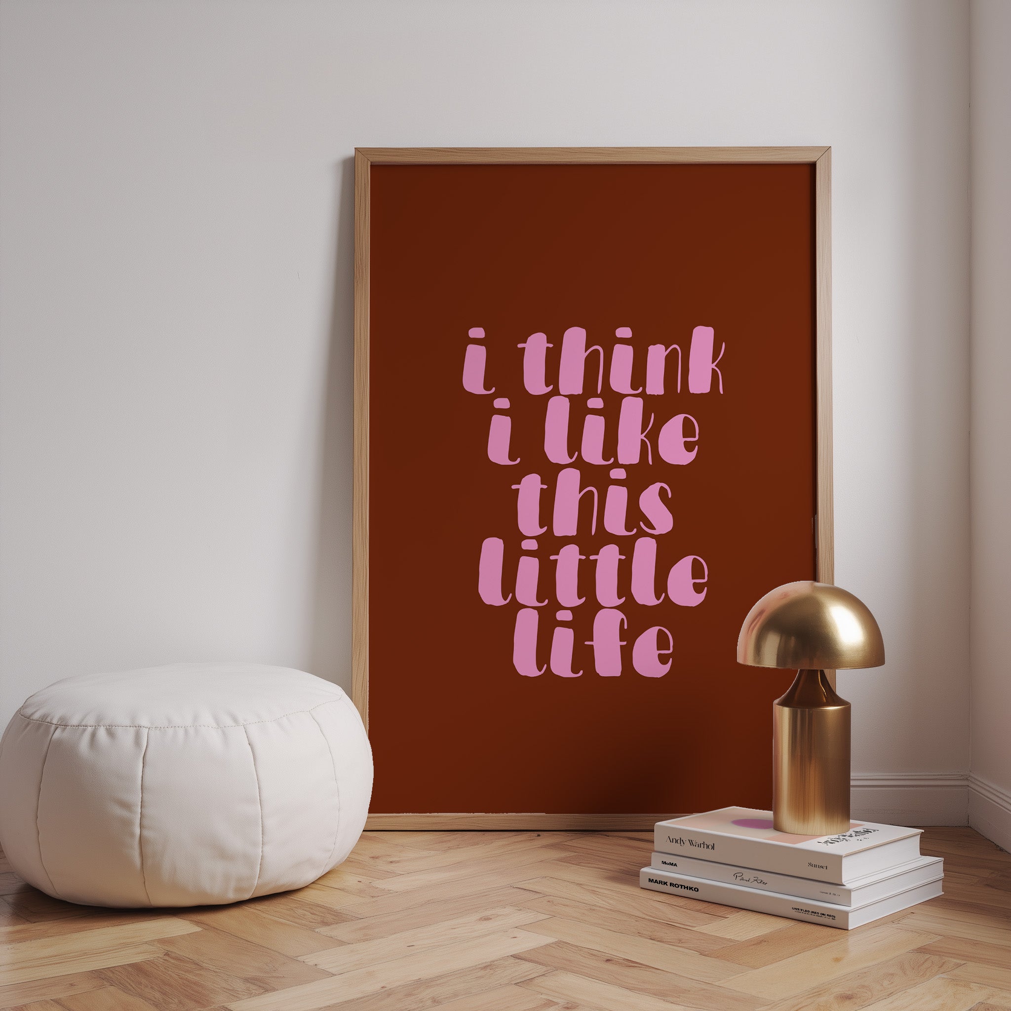 I Think I Like This Little Life Poster – Hol dir den Vibe von Selbstliebe, Ruhe und kleinen Glücksmomenten im Alltag. Die weiche, verspielte Typografie in zartem Rosa auf warmem Braunton wirkt modern, emotional und bringt eine cozy, positive Stimmung in dein Zuhause. Ob im Wohnzimmer, Schlafzimmer, Büro oder Flur – der Print sorgt sofort für eine warme, stilvolle Atmosphäre und wird zu einem dezenten Hingucker an jeder Wand.