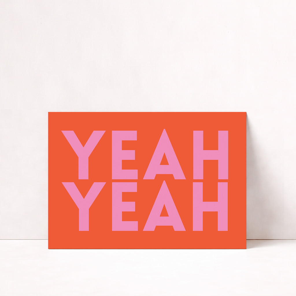 Yeah Yeah Poster im Retro Typografie Design in Pink auf Orange – modernes Statement Wandbild für Wohnzimmer oder Büro