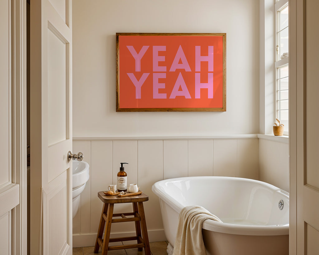 Modernes Statement Poster mit großer pinker Schrift auf orangem Hintergrund im Retro Stil für kreative Wohnräume