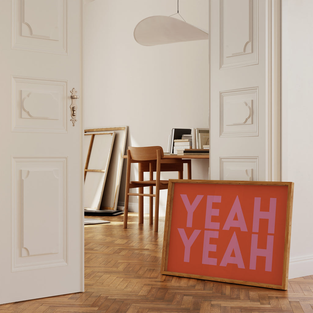 Minimalistisches Typography Wandbild „Yeah Yeah“ in kräftigen Farben als stylischer Hingucker im Wohnzimmer
