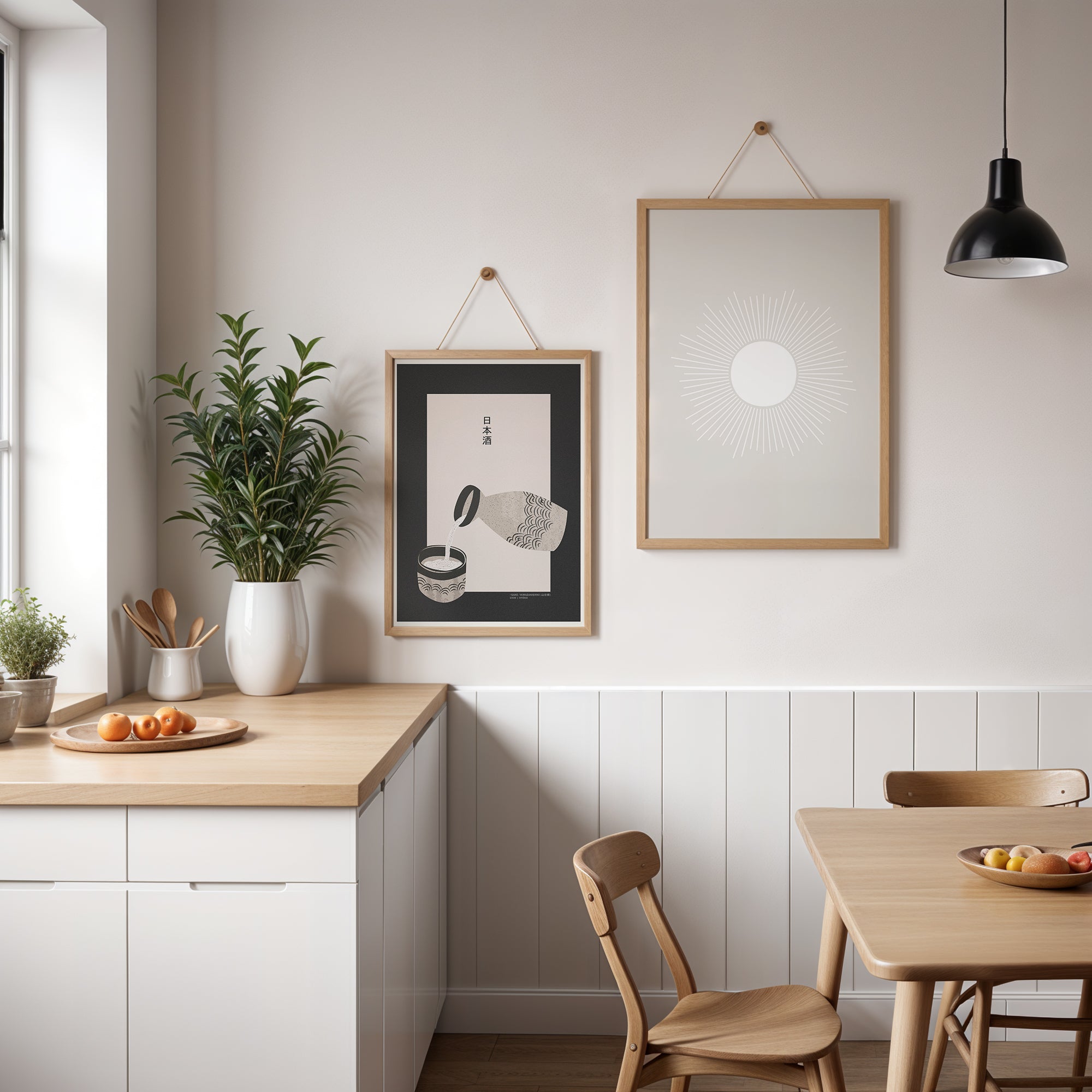 Moderne Wanddeko mit japanischem Sake Motiv in neutralen Beige- und Schwarztönen