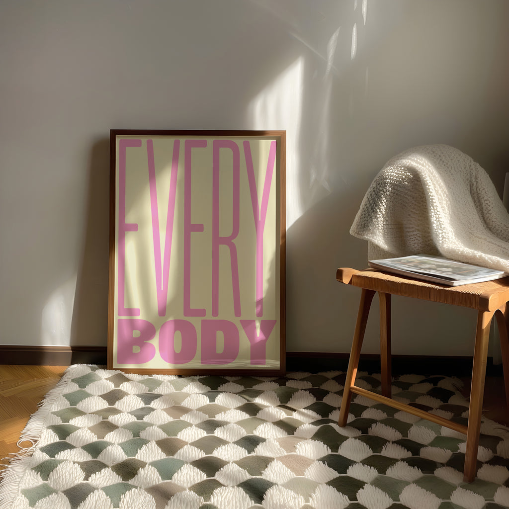 Typografie Poster „Every Body“ in Rosa auf beigem Hintergrund als stilvolle Wanddeko im Wohnzimmer