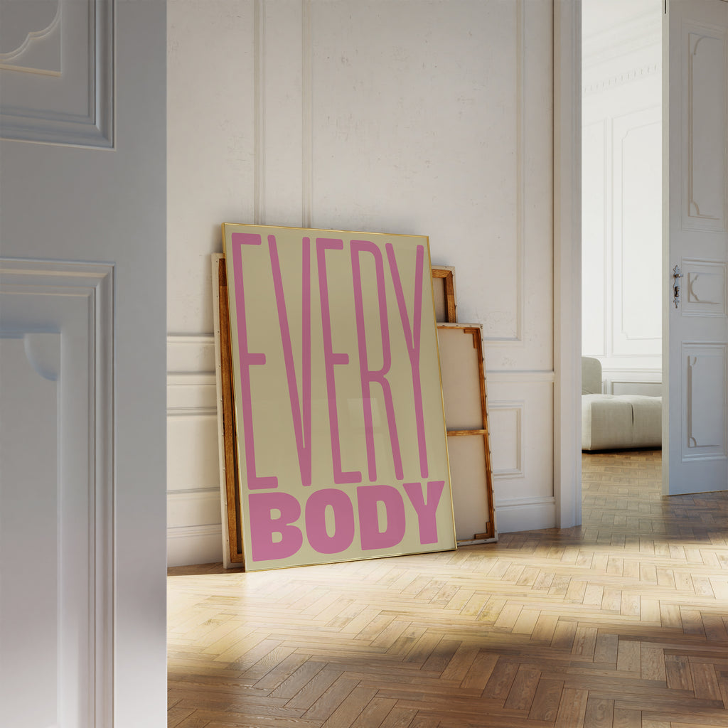 Minimalistisches Statement Poster Every Body in Softtones für ästhetische Gallery Wall