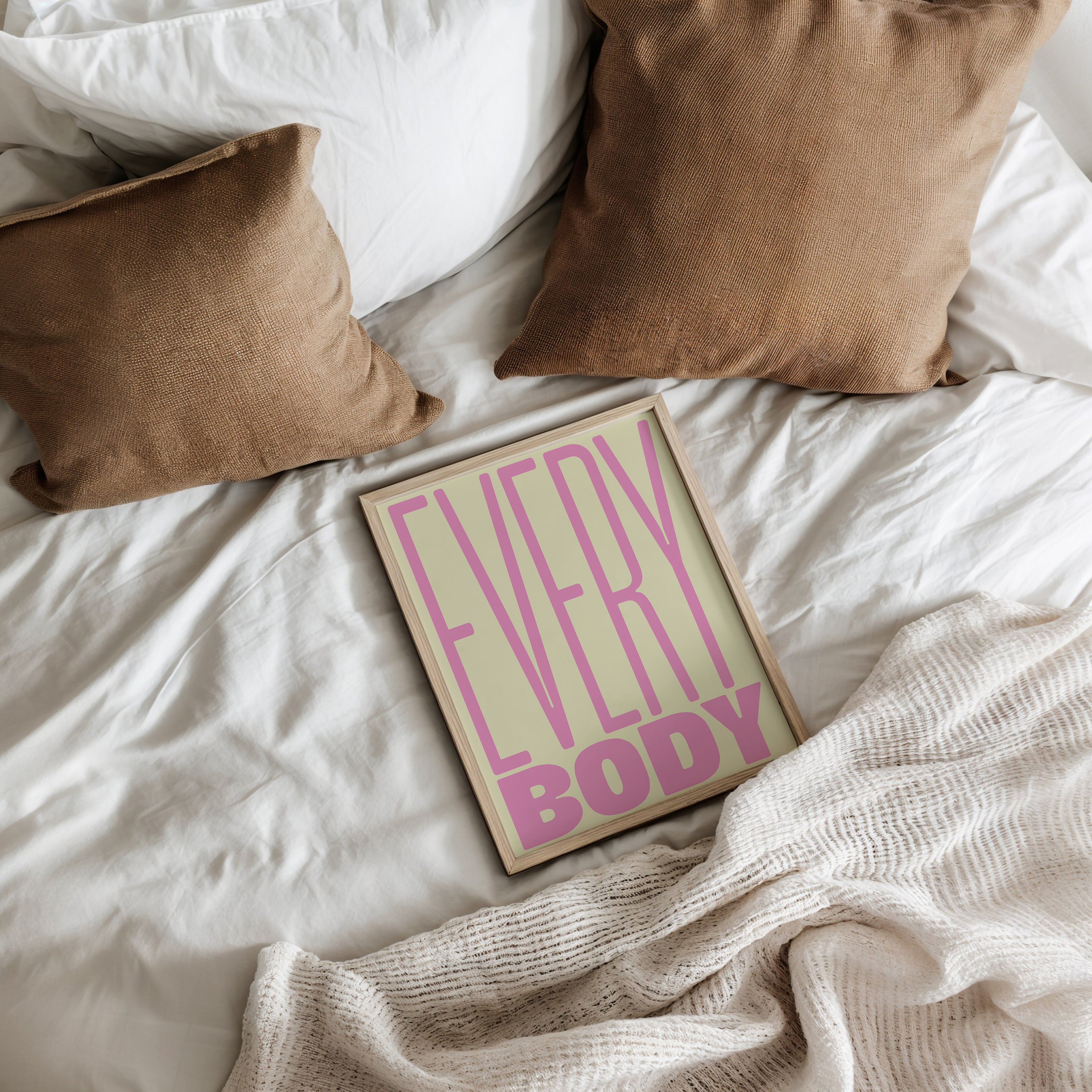 Vertikales Typografie Wandbild in Rosa mit „Every Body“ Schriftzug für modernes Interior