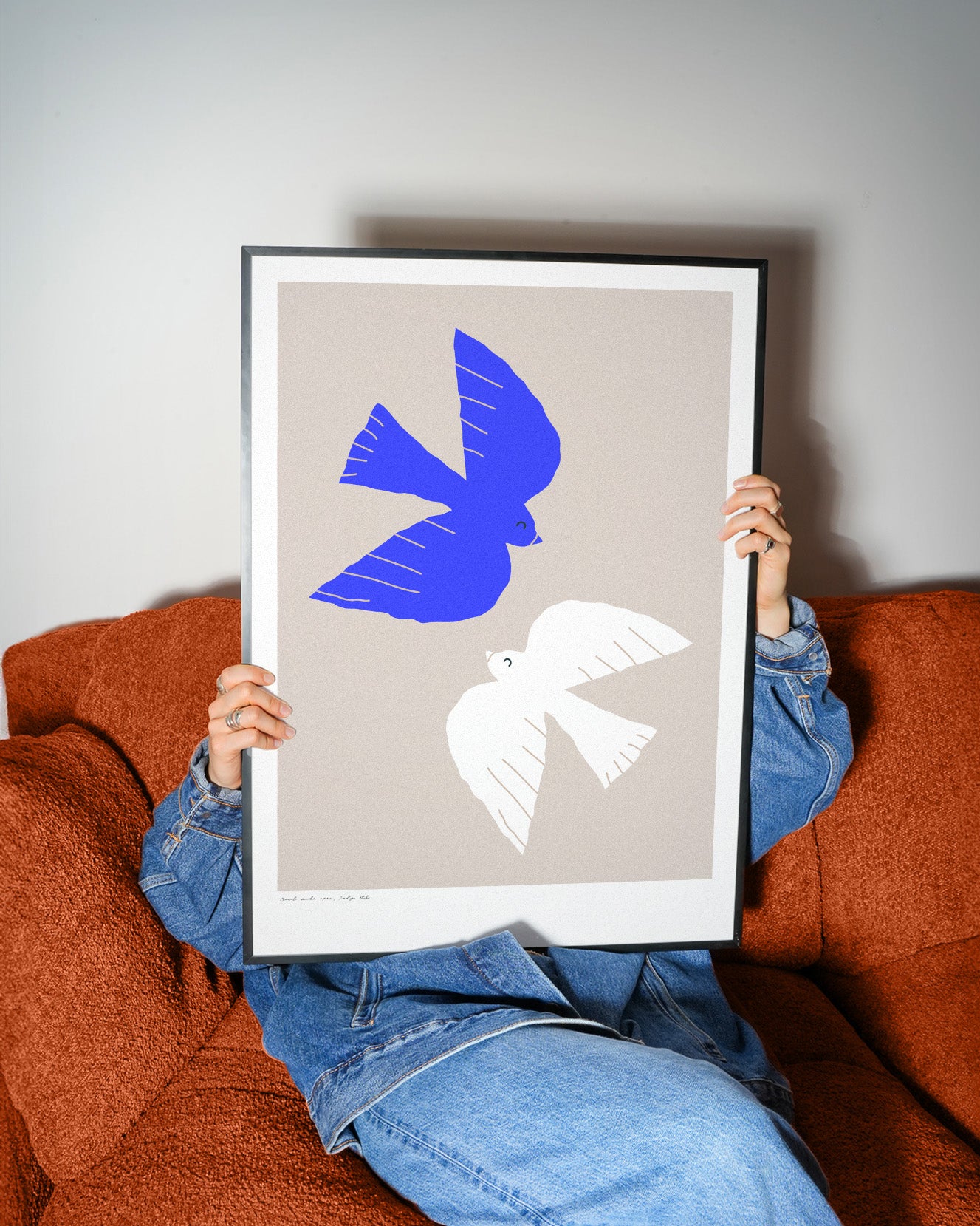 Zeitloses Bird Poster mit sanften Farben – minimalistische Wandkunst für Wohnzimmer
