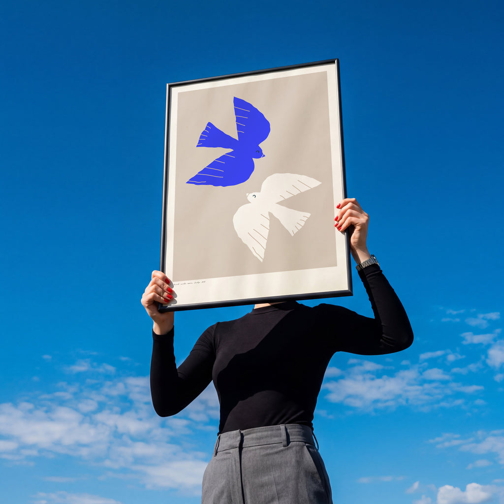 Zeitloses Bird Poster mit sanften Farben – minimalistische Wandkunst für Wohnzimmer

