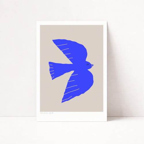 Modernes minimalistisches Poster mit abstrakter blauer Vogel-Silhouette auf hellem Hintergrund, grafisches Kunstwerk in kräftigem Ultramarin-Blau, stilisierte fliegende Taube als Symbol für Freiheit, Leichtigkeit und Natur, zeitgenössisches Wandbild im skandinavischen Design, ideal für Wohnzimmer, Schlafzimmer oder Büro, hochwertige Poster-Kunst für moderne Einrichtung, ästhetisches Grafikdesign mit klaren Formen und ruhiger Farbwirkung, dekoratives Wandposter für stilvolle Innenräume, minimalistische Kunst
