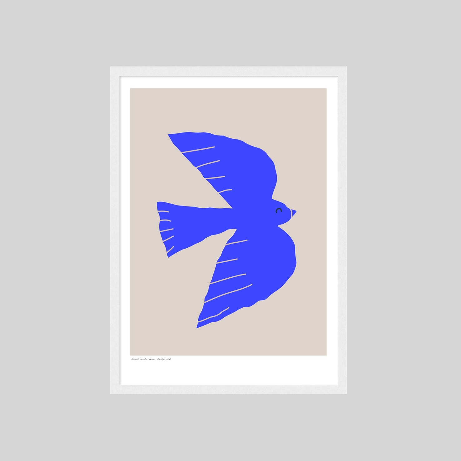 Modernes minimalistisches Poster mit abstrakter blauer Vogel-Silhouette auf hellem Hintergrund, grafisches Kunstwerk in kräftigem Ultramarin-Blau, stilisierte fliegende Taube als Symbol für Freiheit, Leichtigkeit und Natur, zeitgenössisches Wandbild im skandinavischen Design, ideal für Wohnzimmer, Schlafzimmer oder Büro, hochwertige Poster-Kunst für moderne Einrichtung, ästhetisches Grafikdesign mit klaren Formen und ruhiger Farbwirkung, dekoratives Wandposter für stilvolle Innenräume, minimalistische Kunst