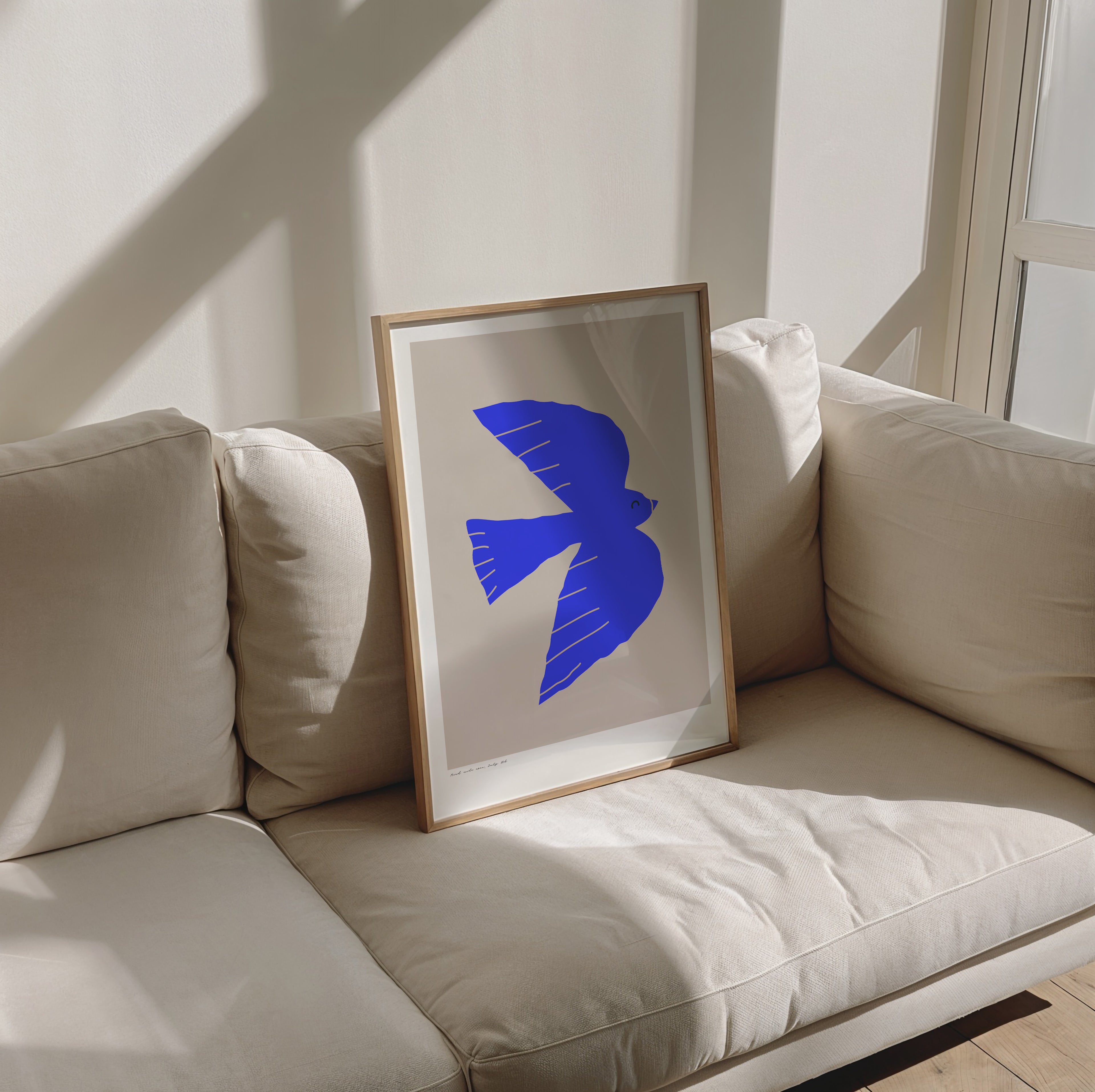 Modernes minimalistisches Poster mit abstrakter blauer Vogel-Silhouette auf hellem Hintergrund, grafisches Kunstwerk in kräftigem Ultramarin-Blau, stilisierte fliegende Taube als Symbol für Freiheit, Leichtigkeit und Natur, zeitgenössisches Wandbild im skandinavischen Design, ideal für Wohnzimmer, Schlafzimmer oder Büro, hochwertige Poster-Kunst für moderne Einrichtung, ästhetisches Grafikdesign mit klaren Formen und ruhiger Farbwirkung, dekoratives Wandposter für stilvolle Innenräume, minimalistische Kunst