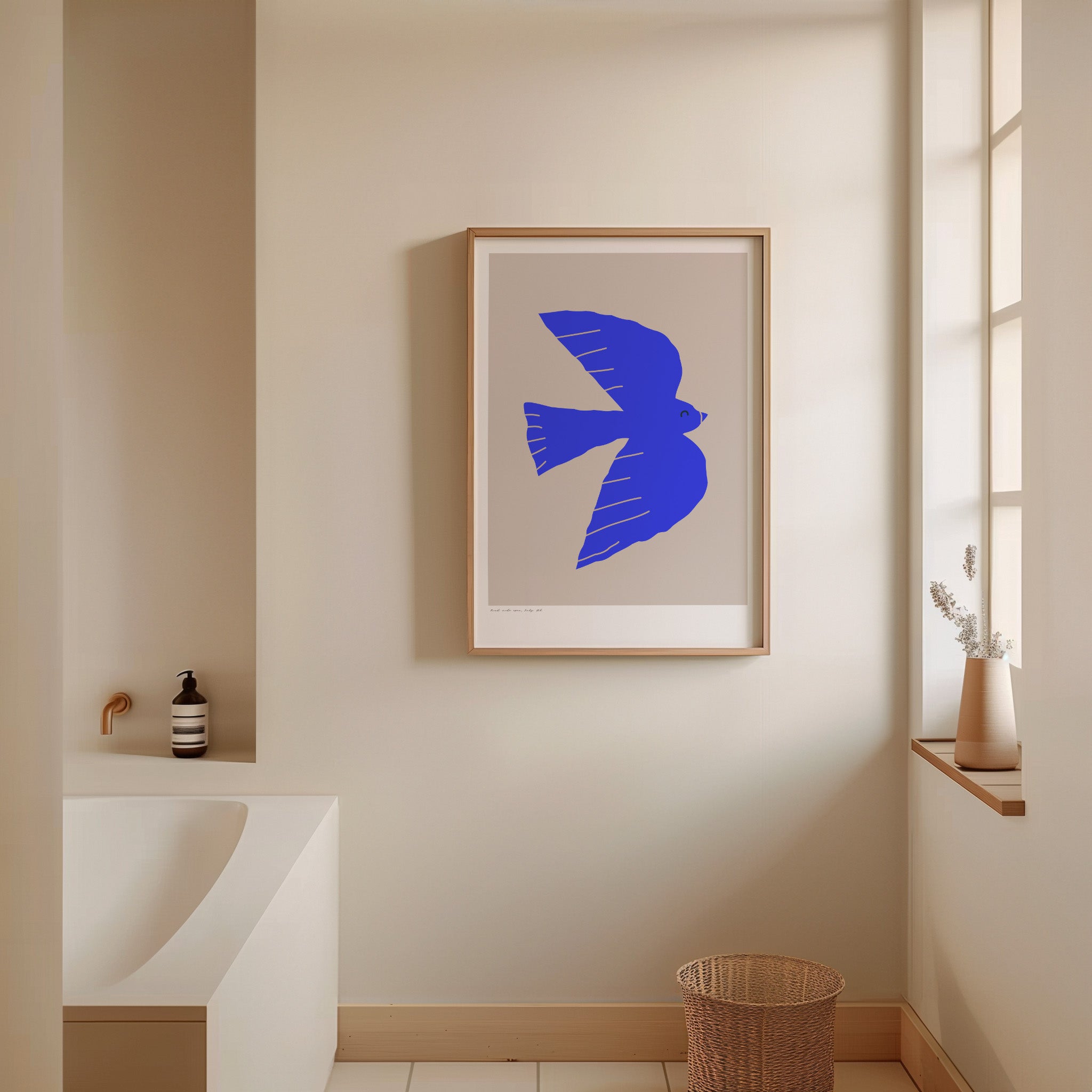 Modernes minimalistisches Poster mit abstrakter blauer Vogel-Silhouette auf hellem Hintergrund, grafisches Kunstwerk in kräftigem Ultramarin-Blau, stilisierte fliegende Taube als Symbol für Freiheit, Leichtigkeit und Natur, zeitgenössisches Wandbild im skandinavischen Design, ideal für Wohnzimmer, Schlafzimmer oder Büro, hochwertige Poster-Kunst für moderne Einrichtung, ästhetisches Grafikdesign mit klaren Formen und ruhiger Farbwirkung, dekoratives Wandposter für stilvolle Innenräume, minimalistische Kunst