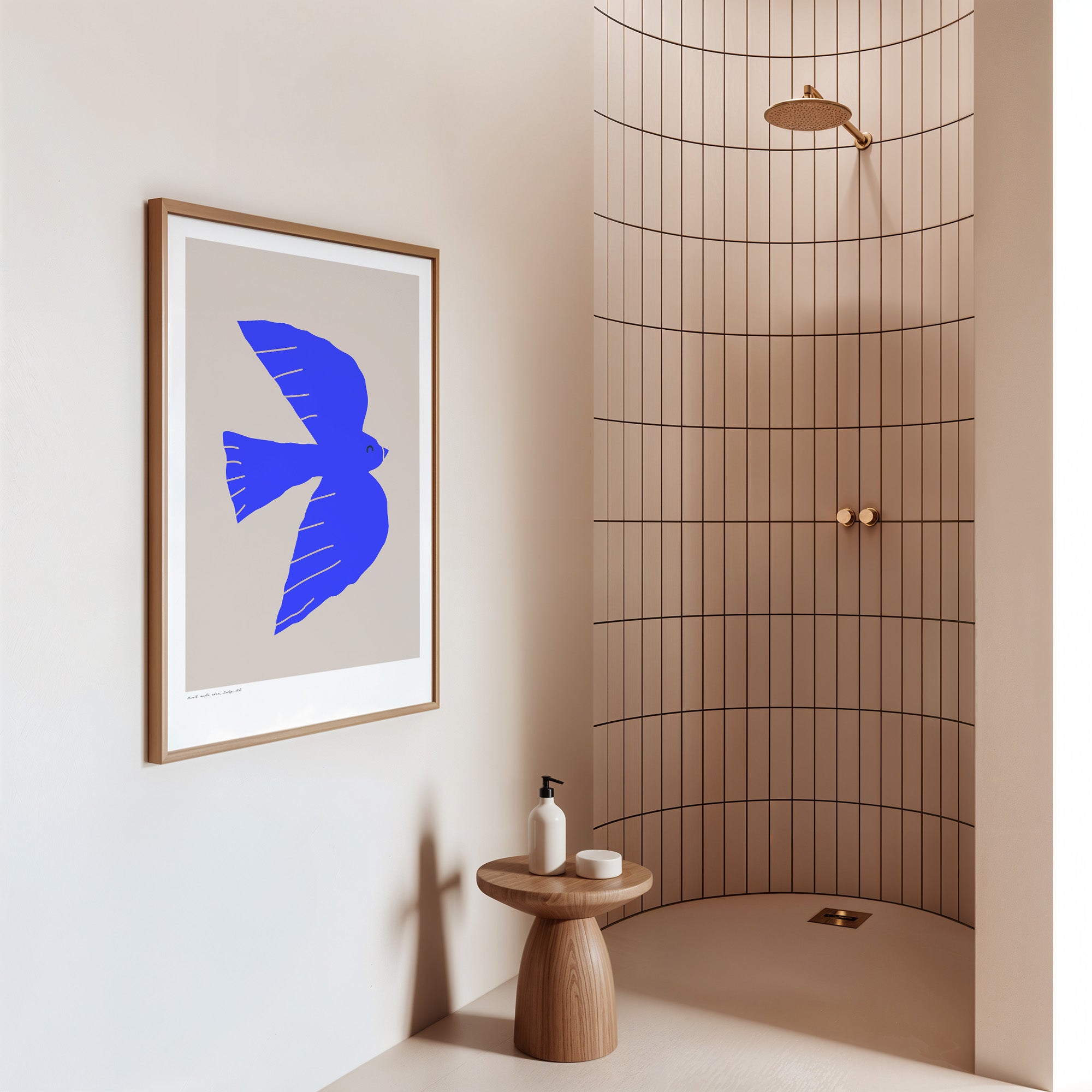 Modernes minimalistisches Poster mit abstrakter blauer Vogel-Silhouette auf hellem Hintergrund, grafisches Kunstwerk in kräftigem Ultramarin-Blau, stilisierte fliegende Taube als Symbol für Freiheit, Leichtigkeit und Natur, zeitgenössisches Wandbild im skandinavischen Design, ideal für Wohnzimmer, Schlafzimmer oder Büro, hochwertige Poster-Kunst für moderne Einrichtung, ästhetisches Grafikdesign mit klaren Formen und ruhiger Farbwirkung, dekoratives Wandposter für stilvolle Innenräume, minimalistische Kunst