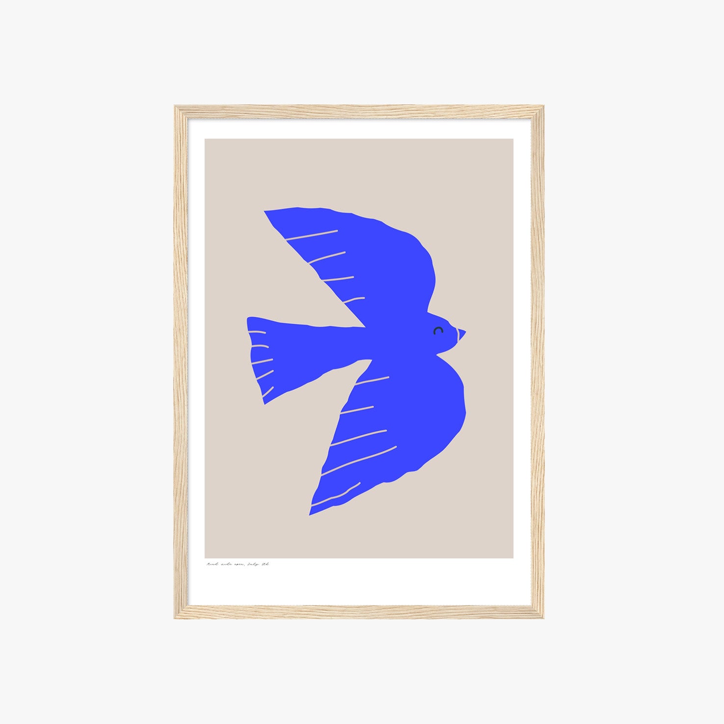 Modernes minimalistisches Poster mit abstrakter blauer Vogel-Silhouette auf hellem Hintergrund, grafisches Kunstwerk in kräftigem Ultramarin-Blau, stilisierte fliegende Taube als Symbol für Freiheit, Leichtigkeit und Natur, zeitgenössisches Wandbild im skandinavischen Design, ideal für Wohnzimmer, Schlafzimmer oder Büro, hochwertige Poster-Kunst für moderne Einrichtung, ästhetisches Grafikdesign mit klaren Formen und ruhiger Farbwirkung, dekoratives Wandposter für stilvolle Innenräume, minimalistische Kunst