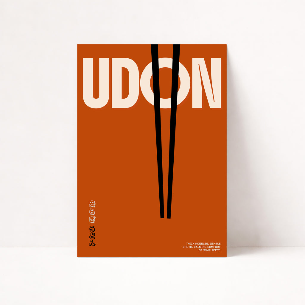 Udon Poster
Ein Hauch von Tokio für deine Wände – kräftiges Orange trifft auf klare Typografie und die ikonischen Stäbchen, die das Motiv ruhig und kraftvoll zugleich wirken lassen, während dein Raum eine moderne, minimalistische Wärme bekommt, ob im Wohnzimmer oder in der Küche, der Print sorgt sofort für eine stilvolle Atmosphäre und wird zum subtilen Statement an jeder Wand.
