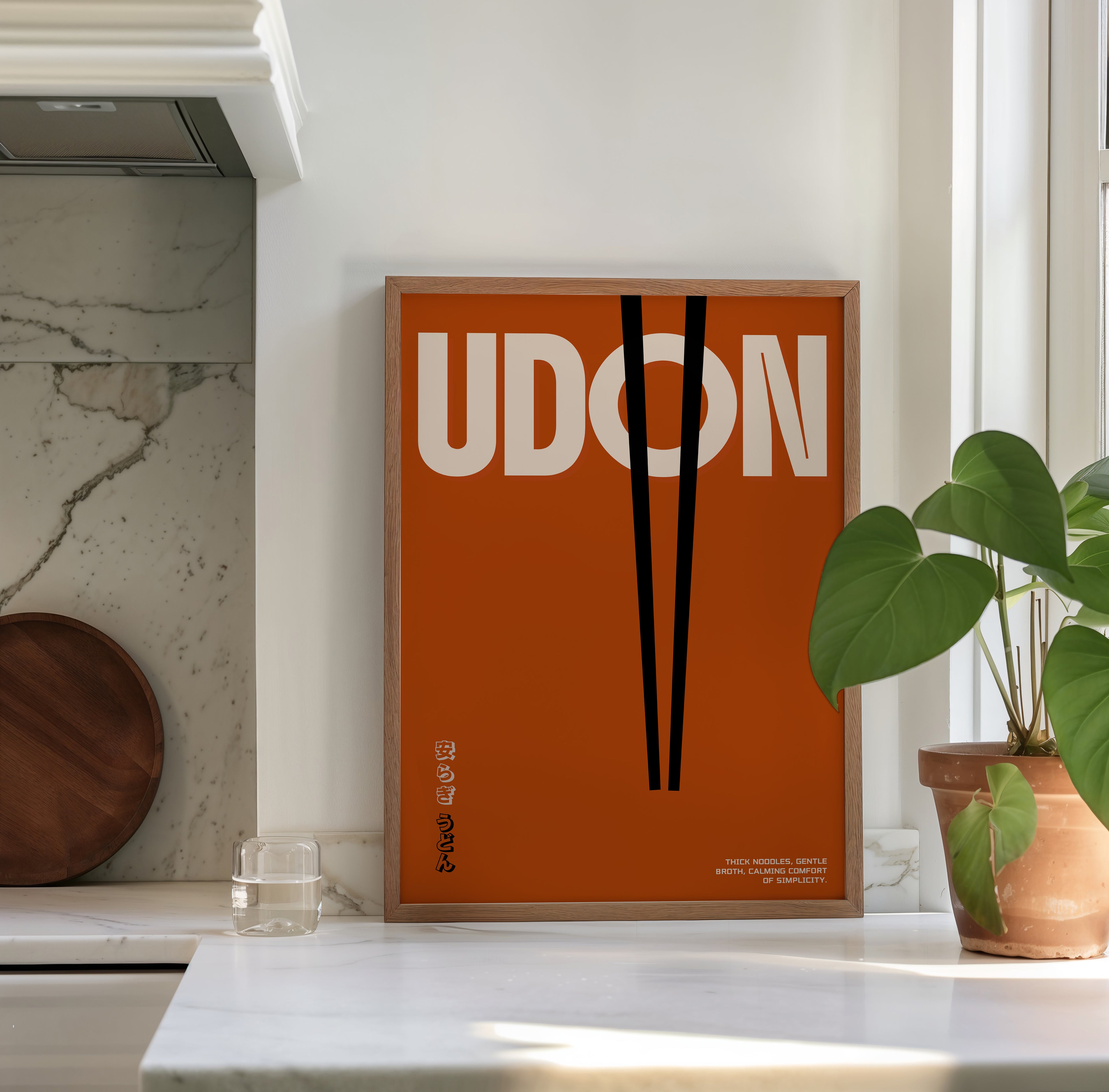 Udon Poster
Mach dein Zuhause zur kleinen Nudelbar – starke Farben, reduzierte Linien und japanische Schriftzeichen verschmelzen zu einem Design, das gleichzeitig grafisch und gemütlich wirkt, sodass dein Alltag ein Stück bewusster und ästhetischer wird, ob in der Küche oder im Wohnbereich, dieser Print bringt Charakter und Wärme in jeden Raum.