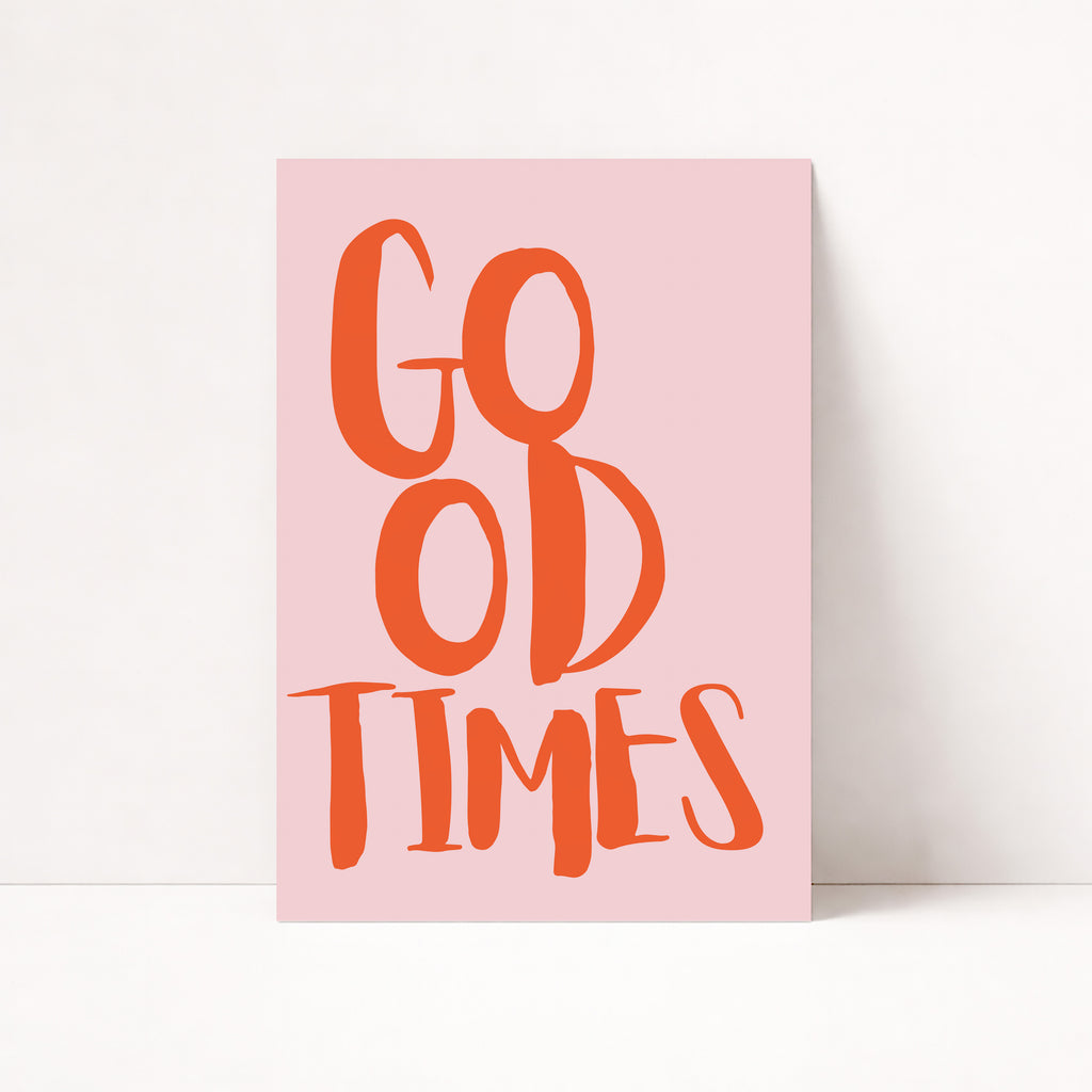 Good Times Poster im modernen Typografie-Design mit warmem Orange auf rosa Hintergrund als stilvolle Wanddeko für Wohnzimmer oder Flur

Minimalistisches Good Times Wandbild mit Statement-Schriftzug im Retro-Look für Schlafzimmer oder Büro