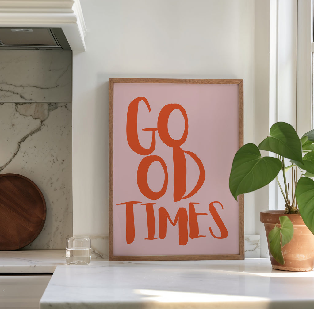 Modernes Schriftzug Poster Good Times mit Holzrahmen im skandinavischen Interior Stil