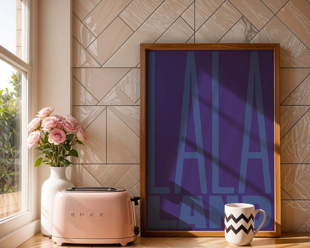 La La Land Poster mit großer blauer Typografie auf violettem Hintergrund im modernen Retro-Stil, minimalistisches Wandbild für Wohnzimmer, Schlafzimmer oder Büro.