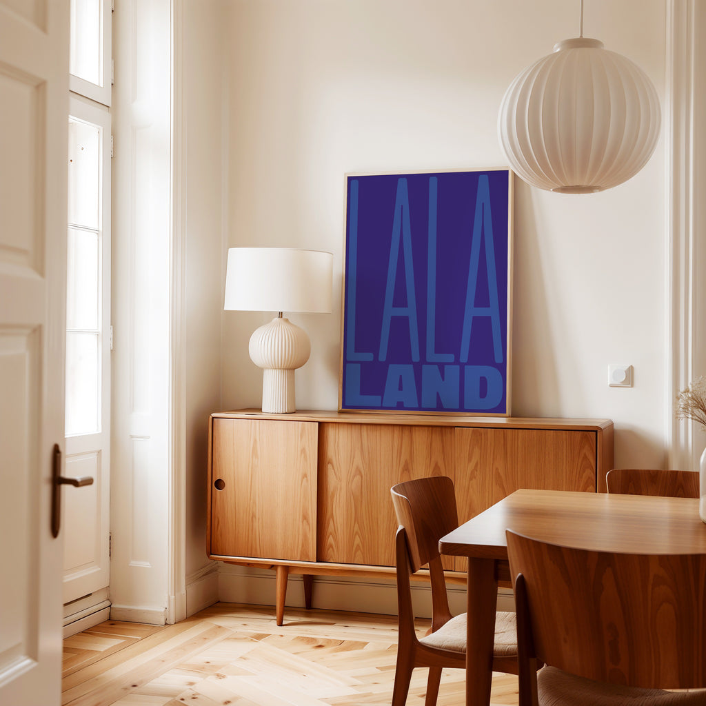 La La Land Poster mit großer blauer Typografie auf violettem Hintergrund im modernen Retro-Stil, minimalistisches Wandbild für Wohnzimmer, Schlafzimmer oder Büro.