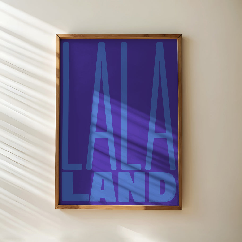 La La Land Poster mit großer blauer Typografie auf violettem Hintergrund im modernen Retro-Stil, minimalistisches Wandbild für Wohnzimmer, Schlafzimmer oder Büro.