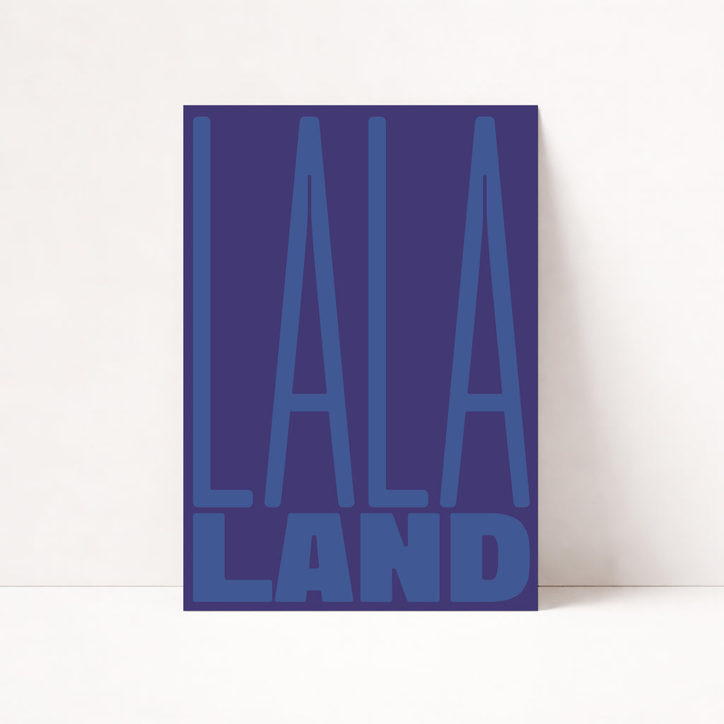 La La Land Poster mit großer blauer Typografie auf violettem Hintergrund im modernen Retro-Stil, minimalistisches Wandbild für Wohnzimmer, Schlafzimmer oder Büro.