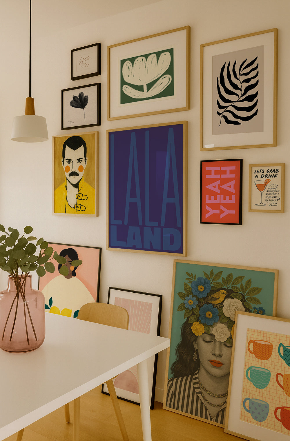 La La Land Poster mit großer blauer Typografie auf violettem Hintergrund im modernen Retro-Stil, minimalistisches Wandbild für Wohnzimmer, Schlafzimmer oder Büro.