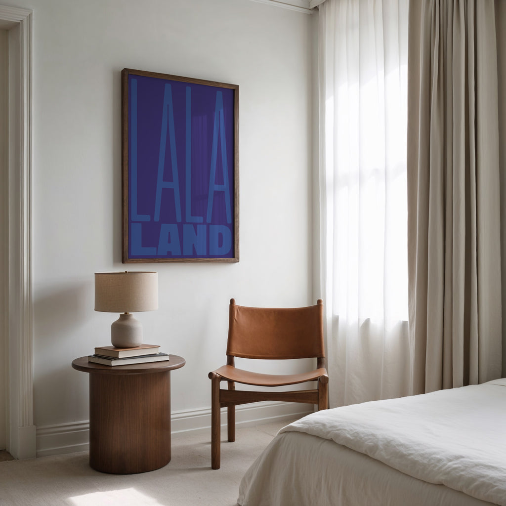 La La Land Poster mit großer blauer Typografie auf violettem Hintergrund im modernen Retro-Stil, minimalistisches Wandbild für Wohnzimmer, Schlafzimmer oder Büro.
