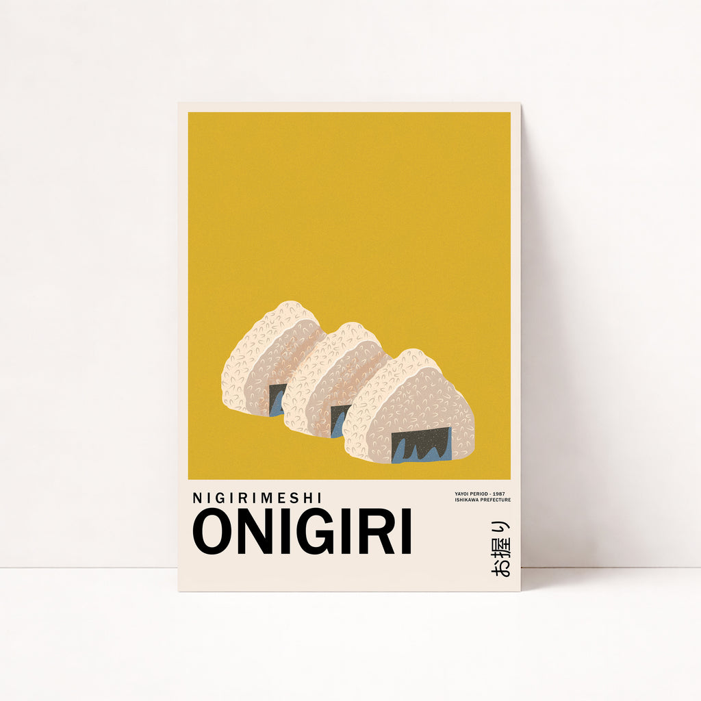 Onigiri Poster im Japan Retro Stil mit gelbem Hintergrund – minimalistisches Food Wandbild für Küche und Esszimmer