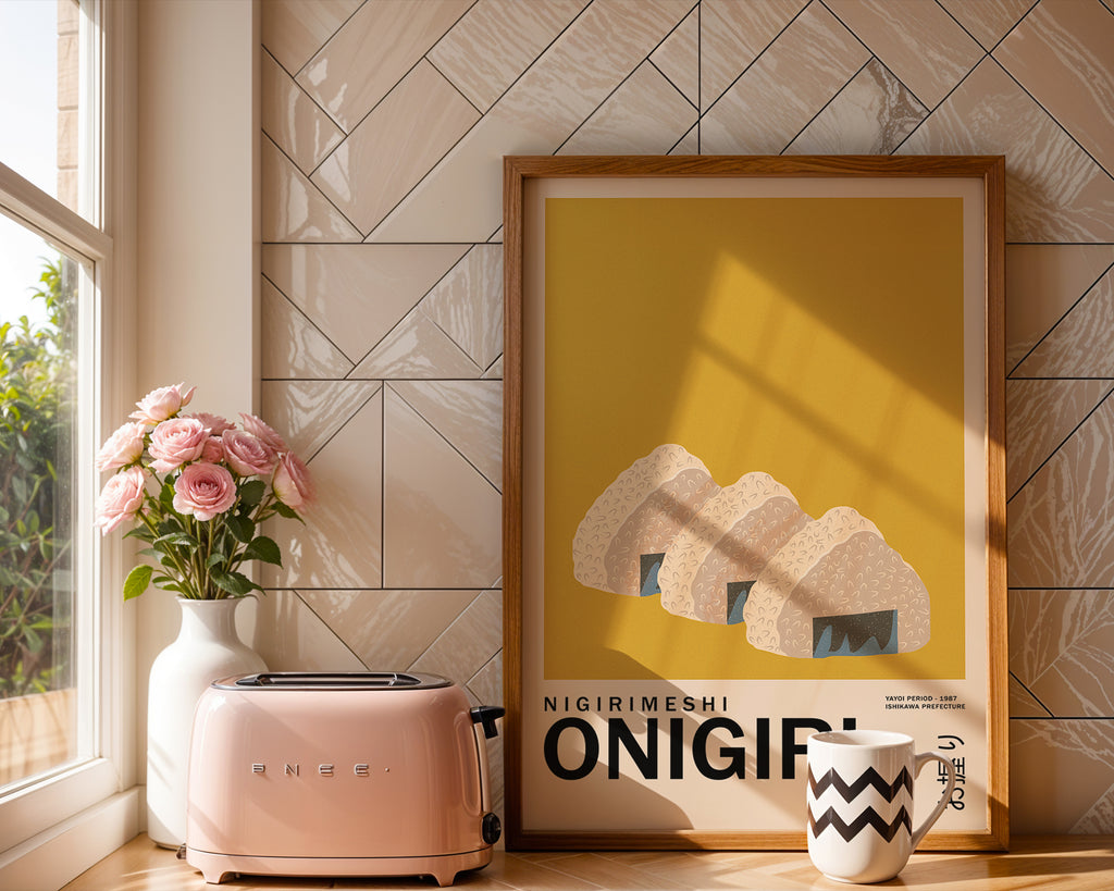 Minimal Art Onigiri Poster in warmem Gelb – asiatisches Food Design für moderne Wohnräume