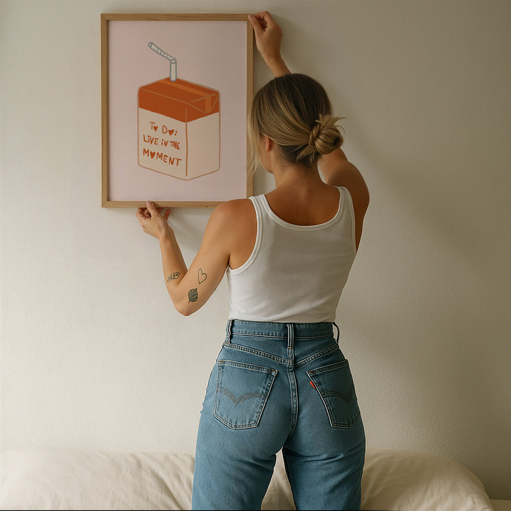 Verspieltes Poster mit illustrierter Getränkepackung und Live In The Moment Schriftzug in Pastelltönen – moderne Wanddeko für Küche

Modernes Food Poster mit handgezeichneter Drink Illustration und positivem Statement – stilvolle Wandkunst für kreative Wohnräume