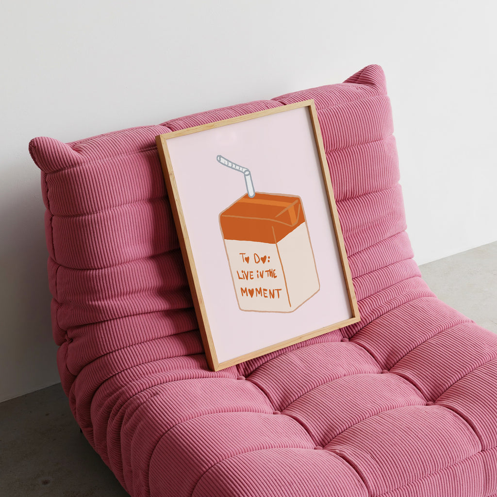 Verspieltes Poster mit illustrierter Getränkepackung und Live In The Moment Schriftzug in Pastelltönen – moderne Wanddeko für Küche

Modernes Food Poster mit handgezeichneter Drink Illustration und positivem Statement – stilvolle Wandkunst für kreative Wohnräume