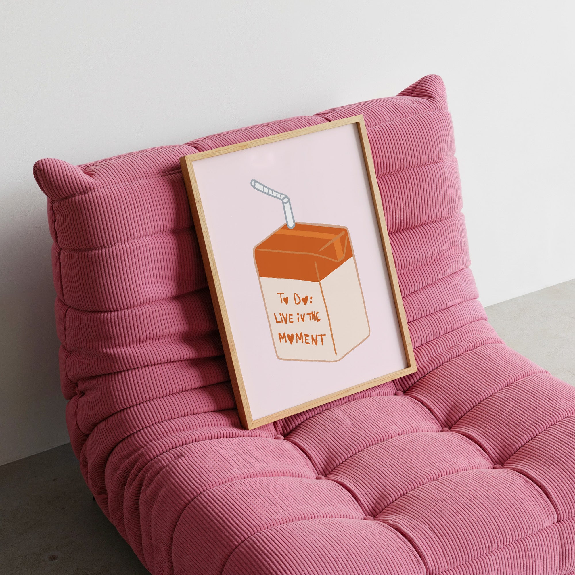 Verspieltes Poster mit illustrierter Getränkepackung und Live In The Moment Schriftzug in Pastelltönen – moderne Wanddeko für Küche

Modernes Food Poster mit handgezeichneter Drink Illustration und positivem Statement – stilvolle Wandkunst für kreative Wohnräume