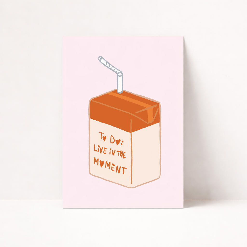 Verspieltes Poster mit illustrierter Getränkepackung und Live In The Moment Schriftzug in Pastelltönen – moderne Wanddeko für Küche

Modernes Food Poster mit handgezeichneter Drink Illustration und positivem Statement – stilvolle Wandkunst für kreative Wohnräume