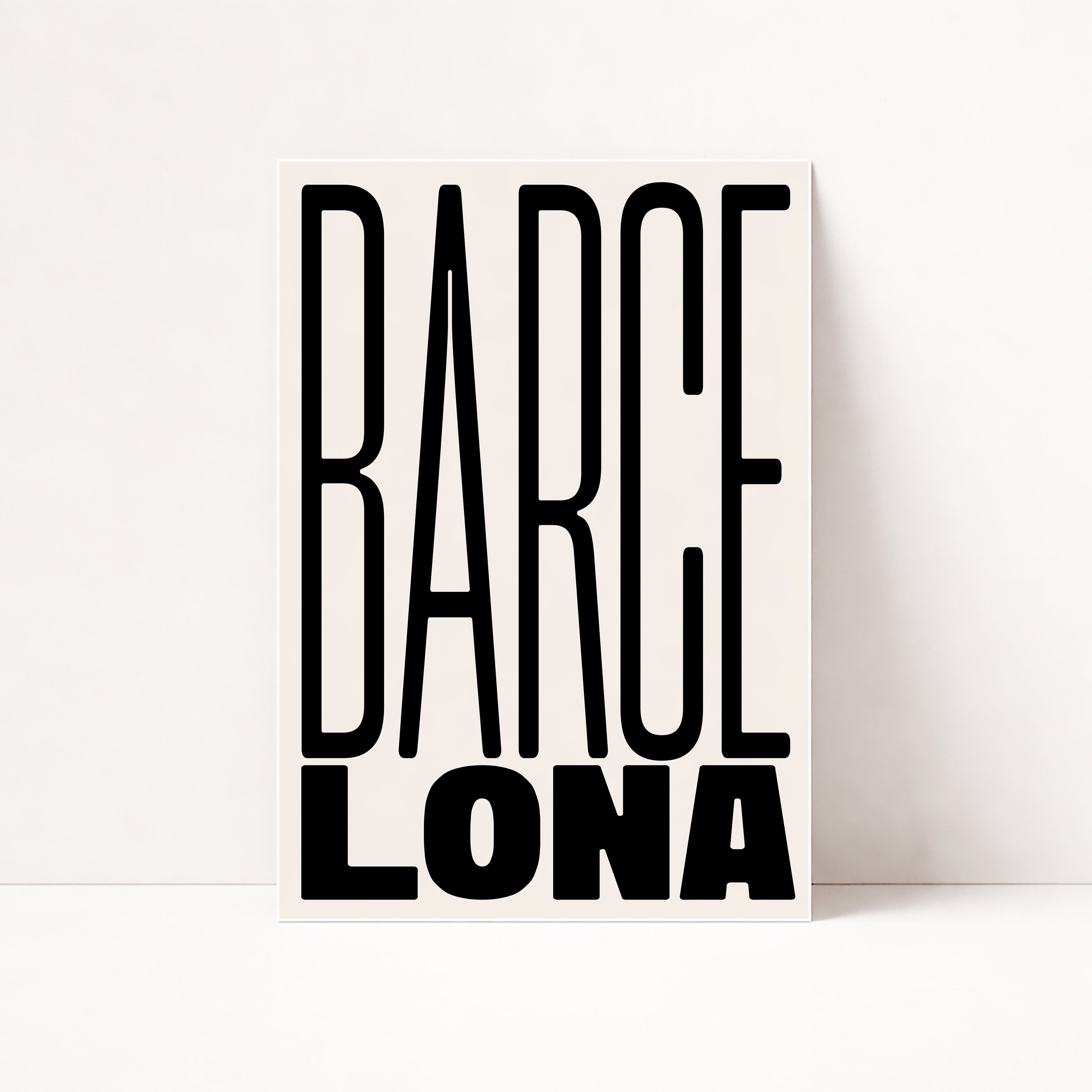 Barcelona Poster mit großer schwarzer Typografie im minimalistischen Schwarzweiß-Design im modernen Rahmen.