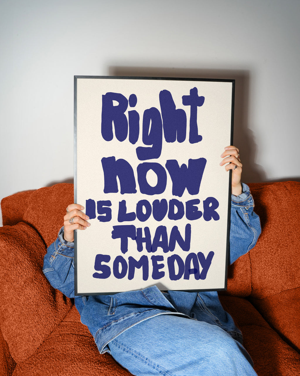 Motivierendes Right Now Poster mit blauer Typografie im modernen skandinavischen Stil