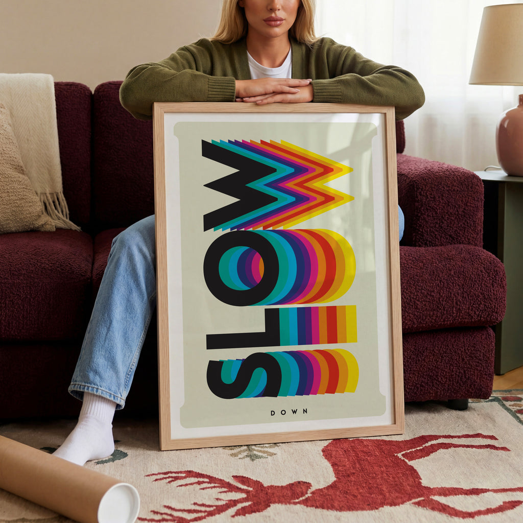 Minimalistisches Quote Poster mit Slow Down Schriftzug im Retro Stil – ästhetische Wanddeko für Wohnräume